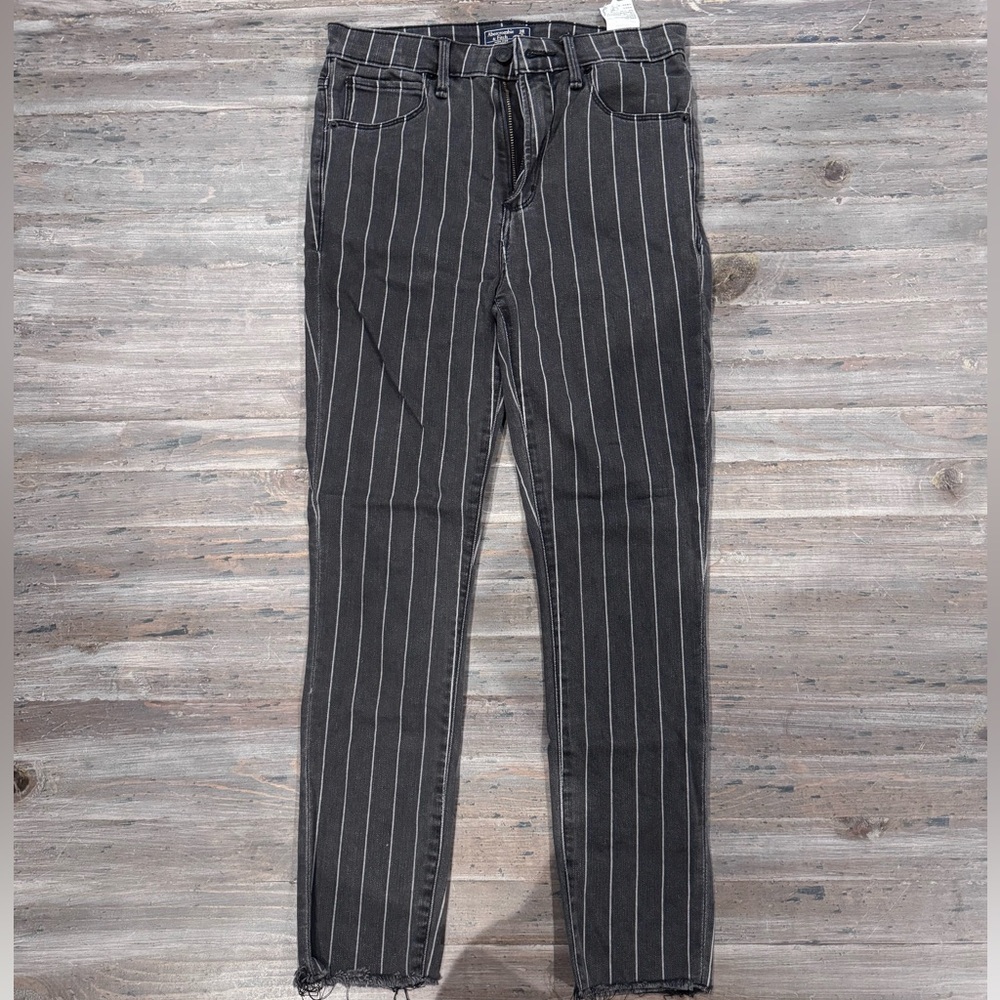 EUC Abercrombie & Fitch Super Skinny High Rise Black & White Striped Ankle Jeans